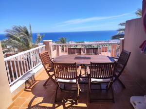 a table and chairs on a balcony with the ocean at Marina Golf in Mojácar