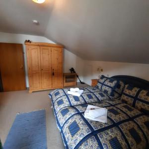 a bedroom with a bed and a wooden cabinet at Ferienwohnung Hörnleblick in Burgberg