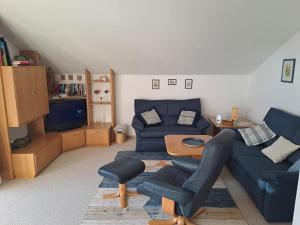 a living room with a couch and a table at Ferienwohnung Hörnleblick in Burgberg