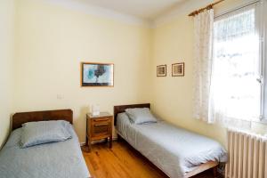 two beds in a room with a window at Villa Eole - plein centre Hossegor in Soorts-Hossegor