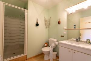 a bathroom with a shower and a toilet and a sink at Maison familiale Kerriou in Plestin-les-Grèves +23 photos