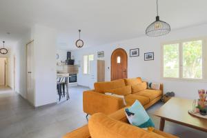 a living room with a couch and a table at Maison familiale Kerriou in Plestin-les-Grèves