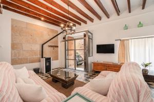 a living room with two couches and a tv at La Sastreria in Pollença