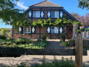 ein Haus mit einem Garten davor in der Unterkunft Sittermansweg in Geldern