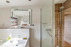 ein Badezimmer mit Waschbecken und Dusche in der Unterkunft Sittermansweg in Geldern + 16 Fotos