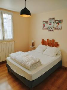a bedroom with a large bed with white sheets at Gite Notre Désir in Abriès