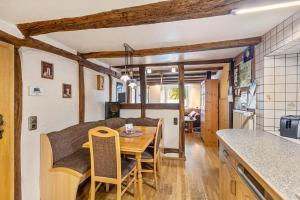 a dining room and kitchen with a table and chairs at Ferienhaus Neuenrade in Neuenrade