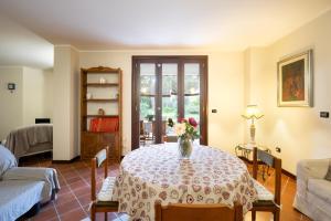 a living room with a table with a vase of flowers on it at Casa Cenate Due in Nardò