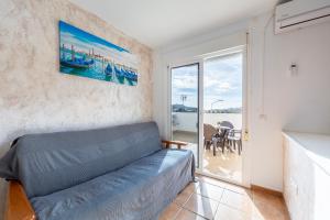 a living room with a couch and a balcony at Maracas 2 in El Pozo de los Frailes