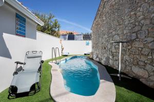 a swimming pool in the backyard of a house at Ninho do Rei in Fátima