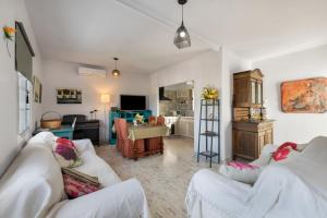 a living room with two couches and a dining room at Villa Los Aguacateros in Tazacorte