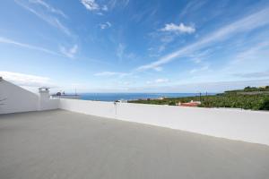 a view of the ocean from the roof of a house at Villa Los Aguacateros in Tazacorte
