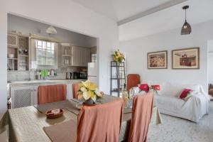 a kitchen and living room with a table and a couch at Villa Los Aguacateros in Tazacorte