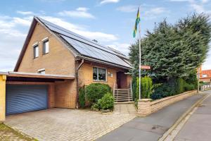 a brick house with a flag on a street at Haus Erna am Deister Apartment in Barsinghausen