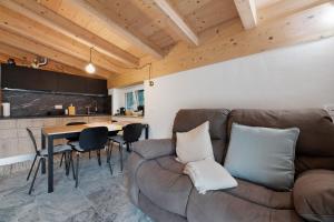 a living room with a couch and a table at La Villa di Ludo in San Cassiano