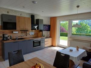 a kitchen with a table and a dining room at Haus Nietmann_ Ferienwohnung 2 in Altenau