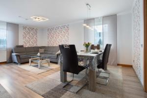 a living room with a table and a couch at Bungalow Bei Rügen in Sundhagen-Niederhof