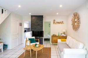 a living room with a white couch and a table at Dune Lodge 2- Capbreton Hossegor - in Capbreton