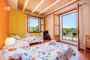 ein Schlafzimmer mit zwei Betten und einem großen Fenster in der Unterkunft Finca Moscari in Moscari + 27 Fotos