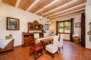 ein Esszimmer mit Tisch und Stühlen in der Unterkunft Finca Moscari in Moscari