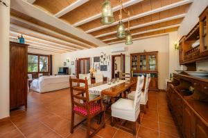 eine Küche und ein Esszimmer mit Tisch und Stühlen in der Unterkunft Finca Moscari in Moscari