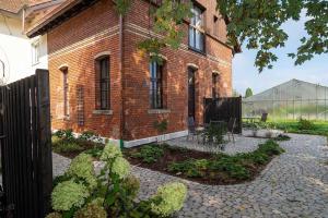 a brick building with a garden in front of it at Die Ferienwohnung in Reichenau