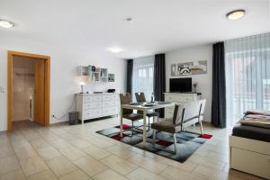 a living room with a table and chairs and a bedroom at Appartement Mia in Ihrlerstein