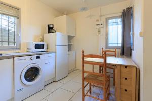 a kitchen with a washing machine and a microwave at Saint Amon in Moliets-et-Maa