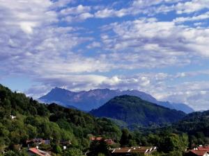 a view of a mountain range with trees and buildings at Studio Hyper-Centre Villa Isabelle in Allevard +4 photos