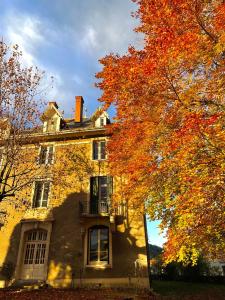 an old house with autumn leaves in front of it at Studio Hyper-Centre Villa Isabelle in Allevard