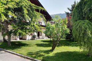 a green yard with trees and a building at Mayr Apartments Zwei in Plaus