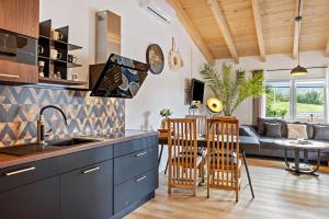 a kitchen with a sink and a table with chairs at Urlaub im Garten Gottes in Klosterlangheim