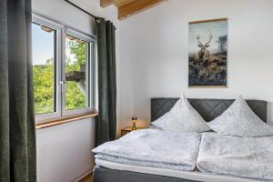 a bedroom with a bed and a window at Urlaub im Garten Gottes in Klosterlangheim