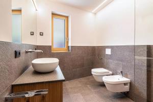 a bathroom with a toilet and a sink at Hofer Hof Spieler in Lagundo