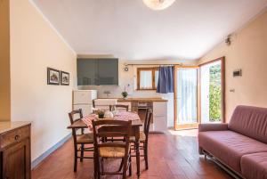 a kitchen and dining room with a table and a couch at Podere del Pereto Bio- 202 in Rapolano Terme