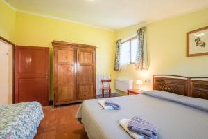 a bedroom with two beds and a window at Podere del Pereto Bio- 202 in Rapolano Terme