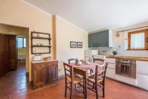 a kitchen with a table and chairs in a room at Podere del Pereto Bio- 202 in Rapolano Terme