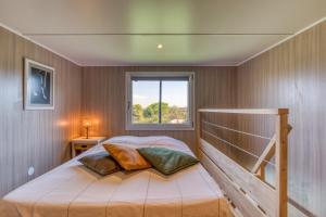 a bedroom with a bed and a window at Maison Greenkub in Générac