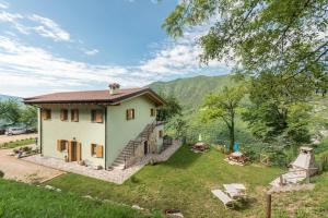 an image of a house with a yard at Nonno Bigi Papavero in Tremosine Sul Garda