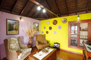 a living room with a couch and a table at La Chirlaca in Tijarafe