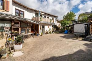 a courtyard of a building with plants and a tent at Hobbit Lounge in Eppingen