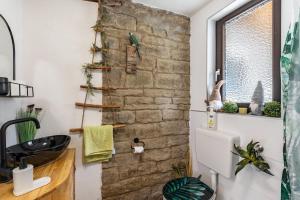 a bathroom with a stone wall at Hobbit Lounge in Eppingen +30 photos