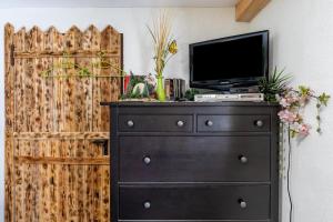 a black dresser with a television on top of it at Hobbit Lounge in Eppingen