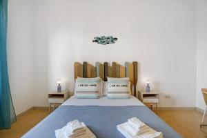 メータにあるL'Ebbrezza di mareの木製のヘッドボードが付いたベッドのある寝室
