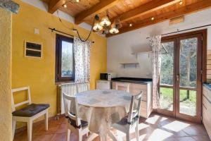 a kitchen with a table and chairs in a room at Del Fiume in Rialto +17 photos