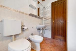 a bathroom with a toilet and a sink at Del Fiume in Rialto