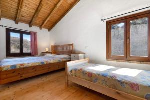 two beds in a room with two windows at Del Fiume in Rialto