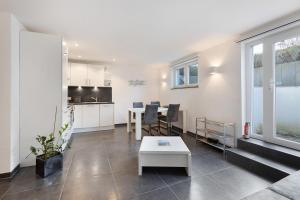 a living room with a table and a kitchen at Goldbecker in Gaienhofen