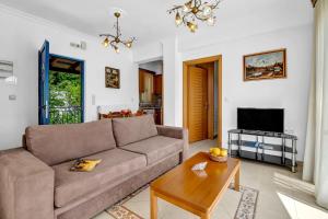 a living room with a couch and a table at Panorama apartment 2 in Póndi