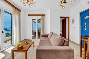 a living room with a couch and a table at Panorama apartment 2 in Póndi